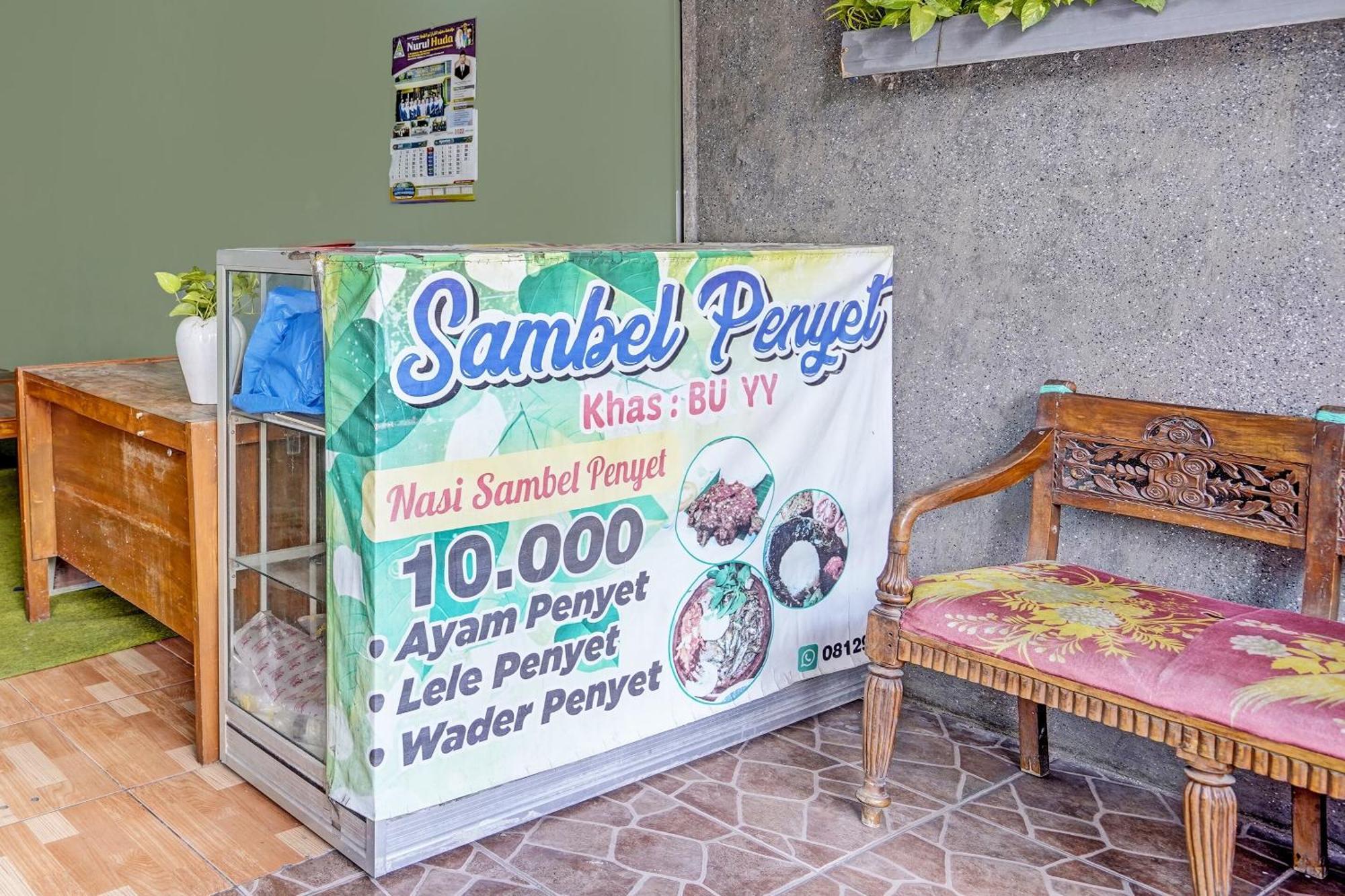Spot On 91716 Kost Yy Syariah Hotel Mojokerto Exterior photo