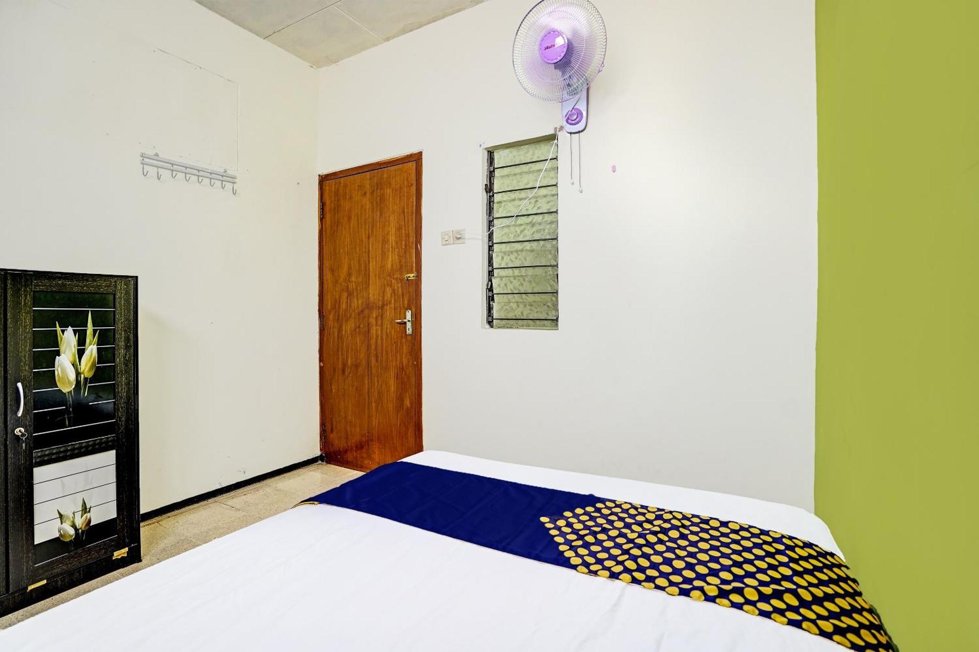Spot On 91716 Kost Yy Syariah Hotel Mojokerto Exterior photo