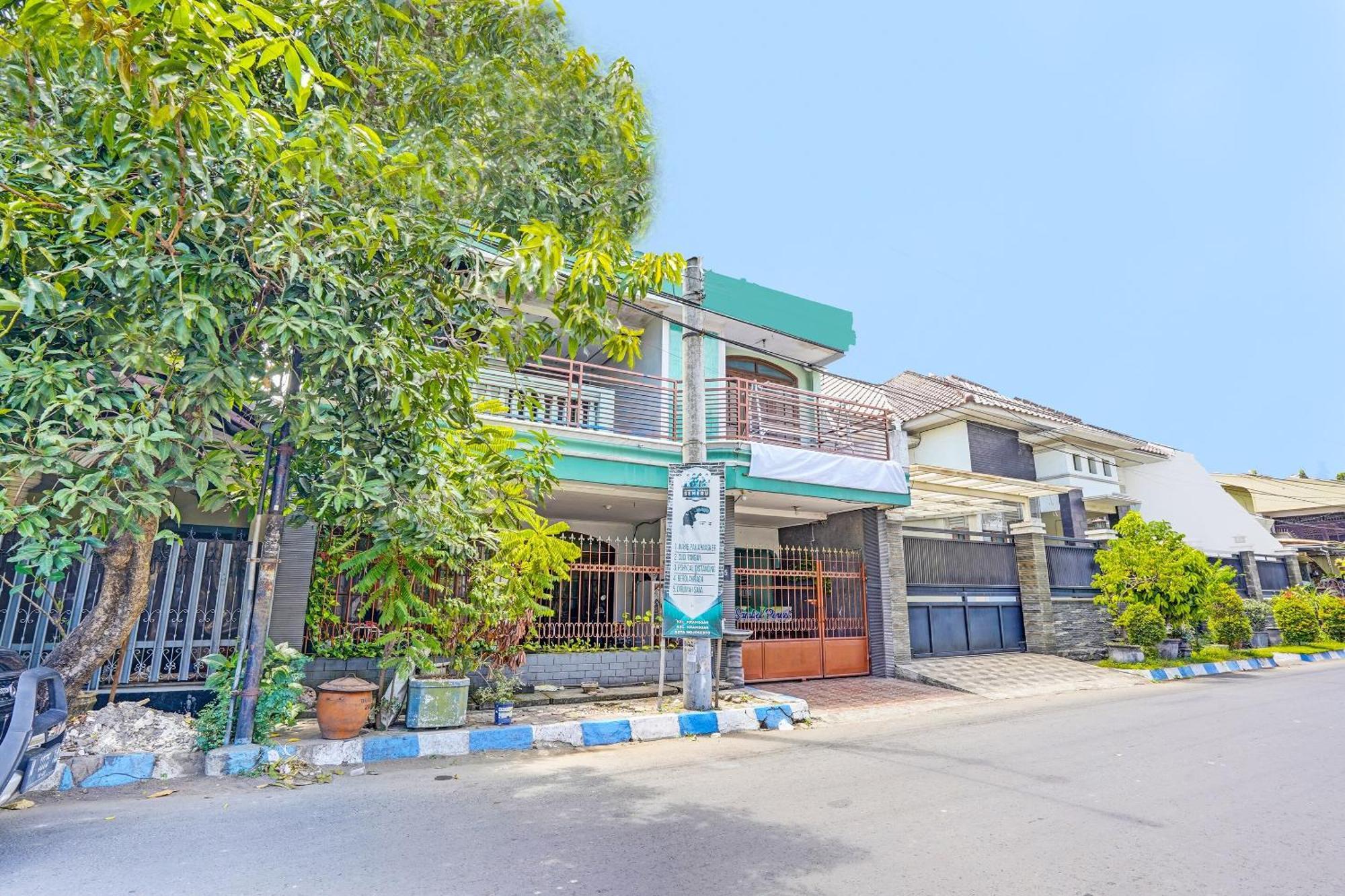 Spot On 91716 Kost Yy Syariah Hotel Mojokerto Exterior photo