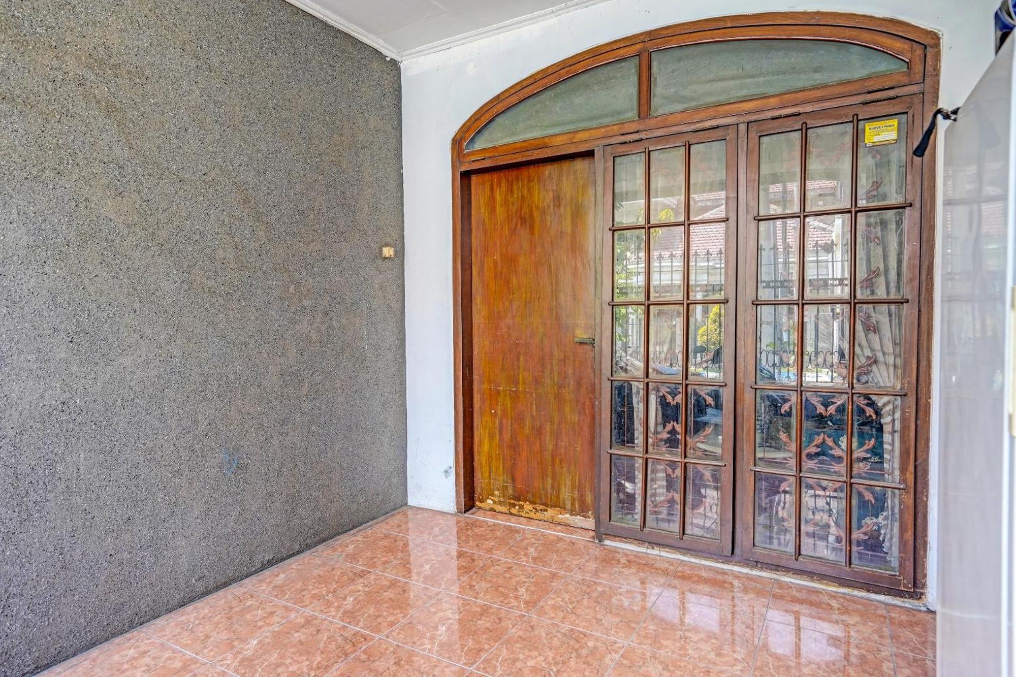 Spot On 91716 Kost Yy Syariah Hotel Mojokerto Exterior photo