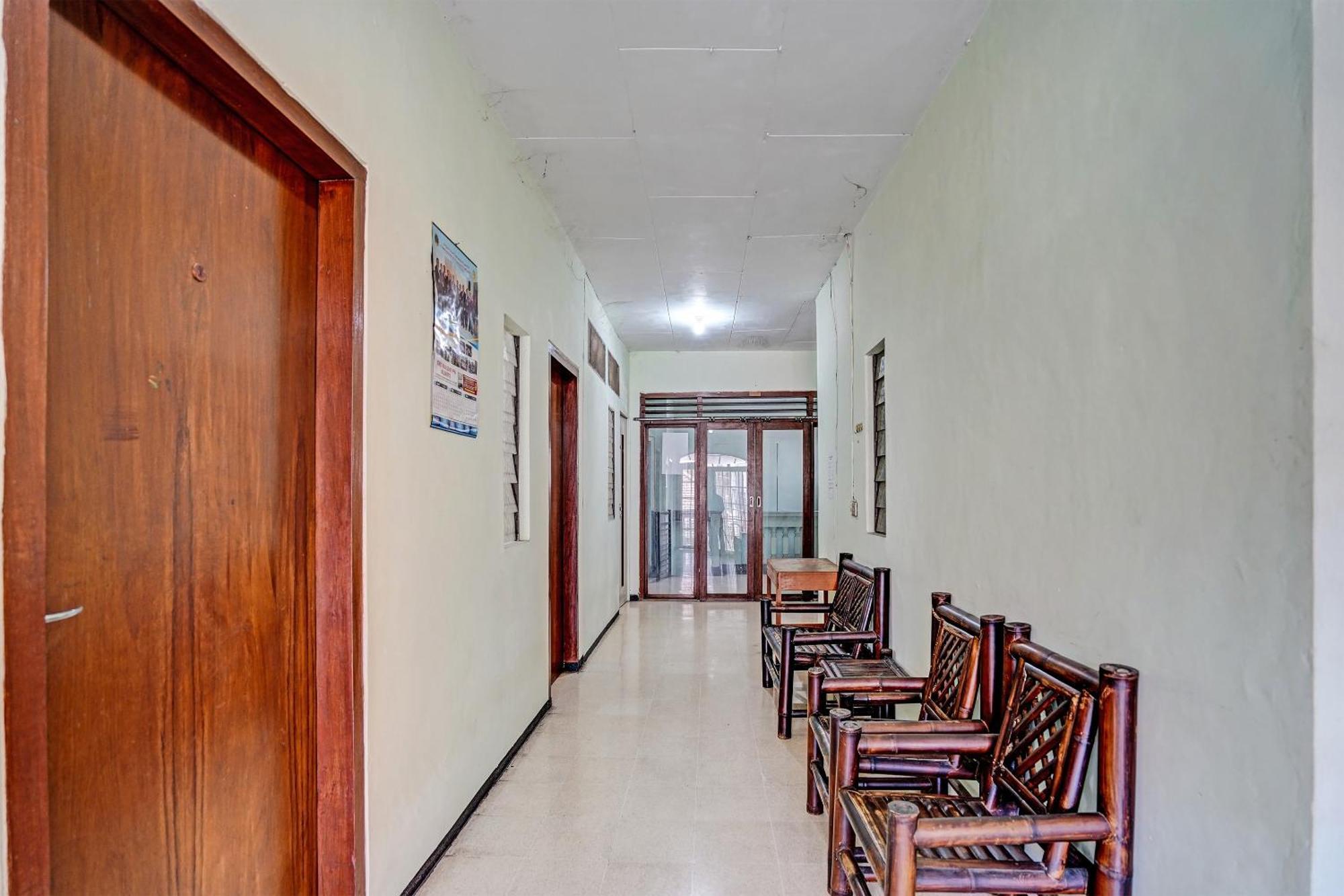 Spot On 91716 Kost Yy Syariah Hotel Mojokerto Exterior photo