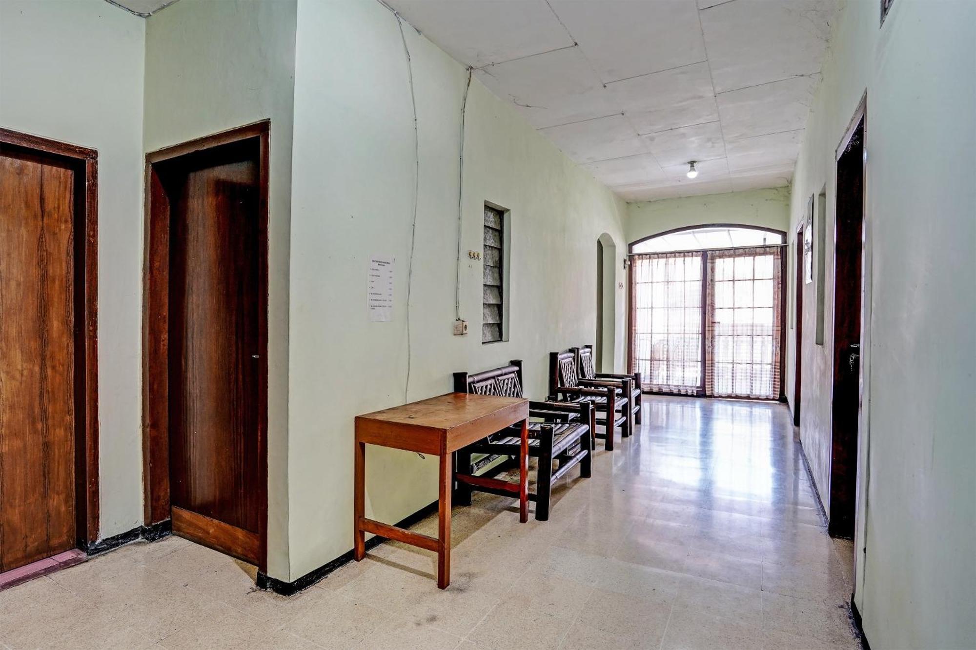 Spot On 91716 Kost Yy Syariah Hotel Mojokerto Exterior photo